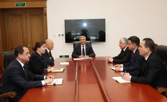 Аввалин ҷаласаи гурӯҳи вакилони ғайриҳизбӣ
