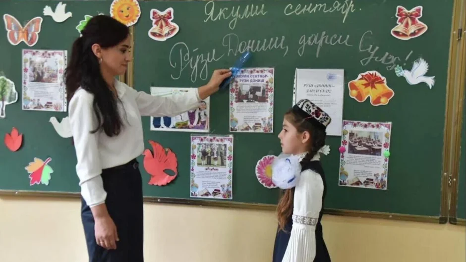 Омӯзгор бунёдгузори ояндаи босаодати миллат аст