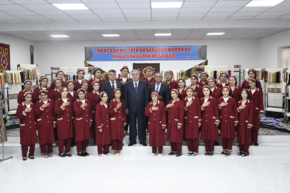 Ифтитоҳи коргоҳи дӯзандагӣ ва қолинбофии Ёсуман дар ноҳияи Деваштич