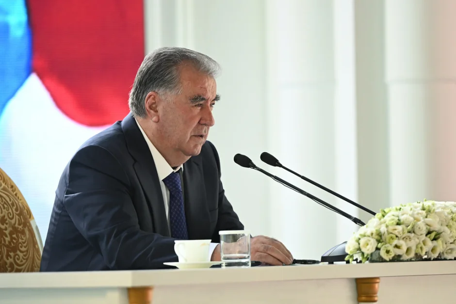 Мулоқот бо роҳбарон ва фаъолони ноҳияи Дарвоз