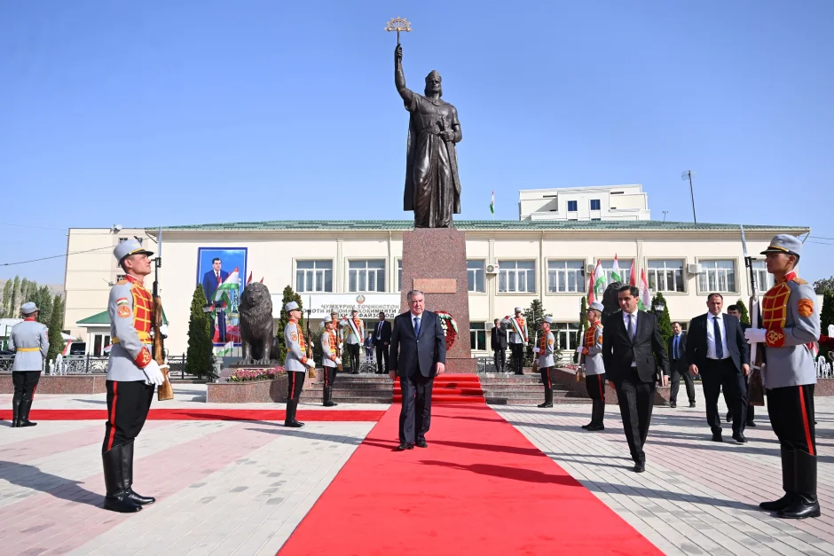 Ифтитоҳи майдони Парчами давлатӣ ва пардабардорӣ аз пайкараи Исмоили Сомонӣ дар ноҳияи Файзобод