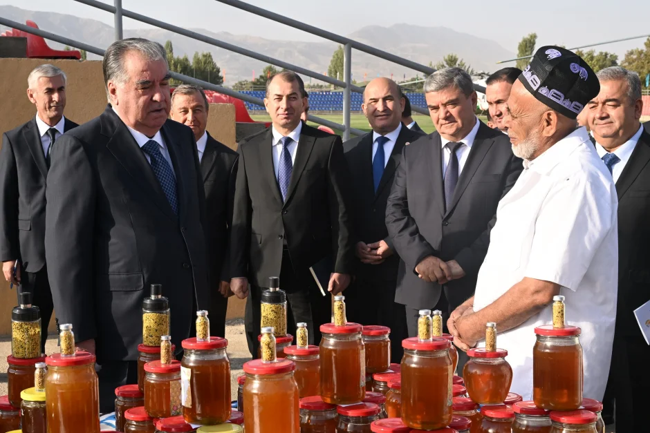 Оғози сафари корӣ дар ноҳияи Файзобод ва боздид аз намоиши маҳсулоти кишоварзӣ