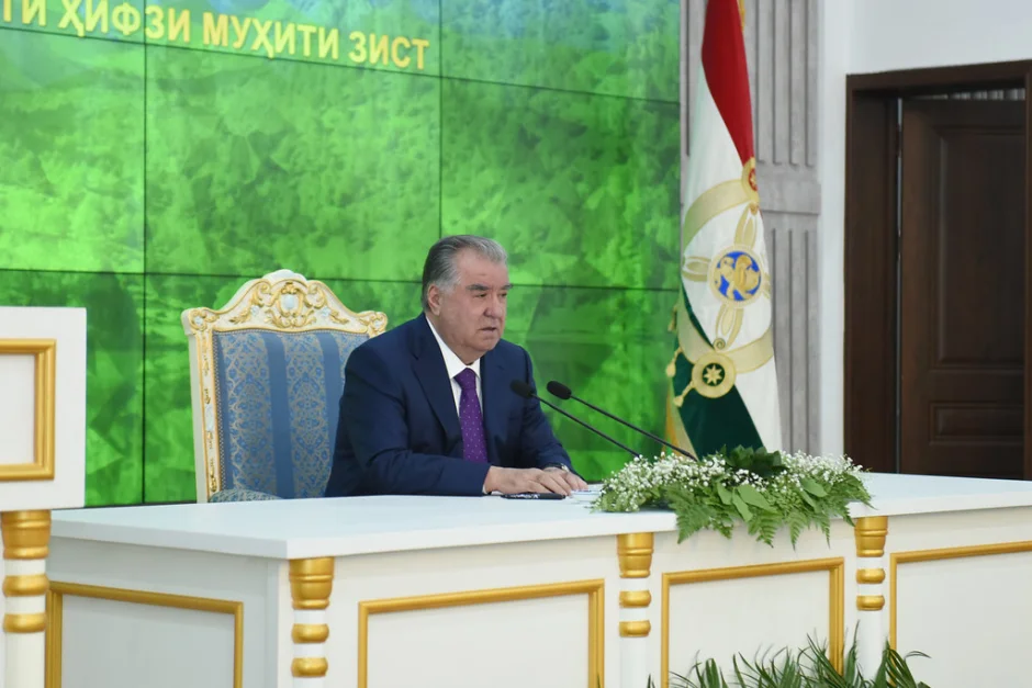 Суханронӣ дар вохӯрӣ бо кормандони Кумитаи ҳифзи муҳити зист