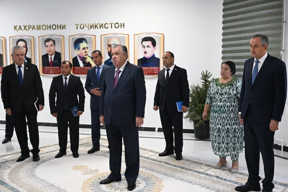 Ифтитоҳи фосилавии 3 муассисаи таҳсилоти миёнаи умумӣ, 2 кӯдакистон ва Маркази варзишии сайёҳӣ дар ноҳияи Ховалинг