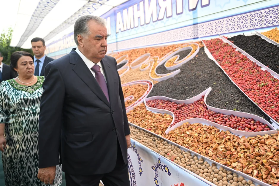Бозидид аз намоишгоҳи масҳулоти кишоварзӣ ва ҳунарҳои мардумӣ дар деҳаи Кӯлдараи деҳоти Лоҳутии Ховалинг
