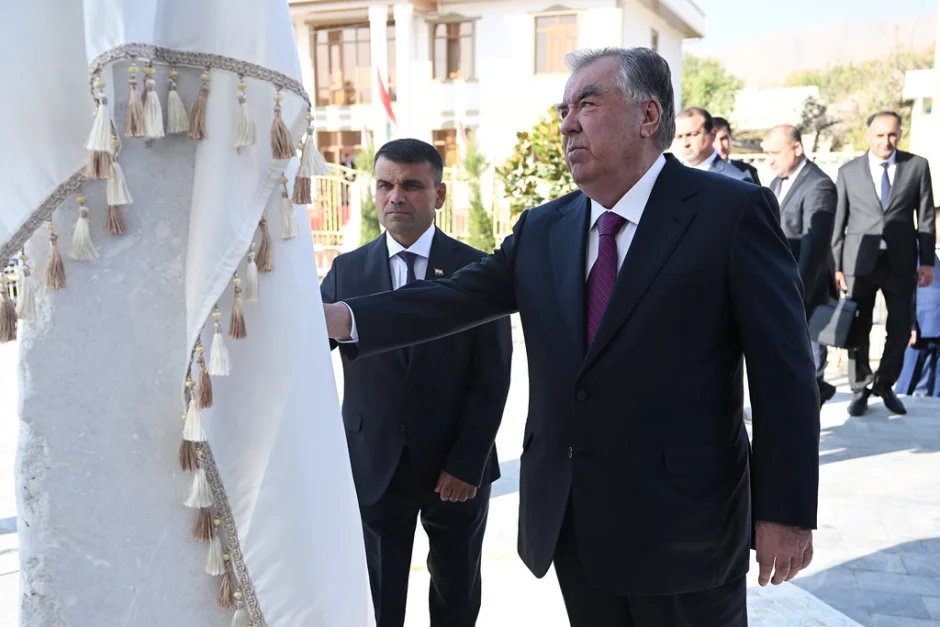 Ифтитоҳи бинои Қасри фарҳанг дар деҳаи Пушинги ноҳияи Данғара