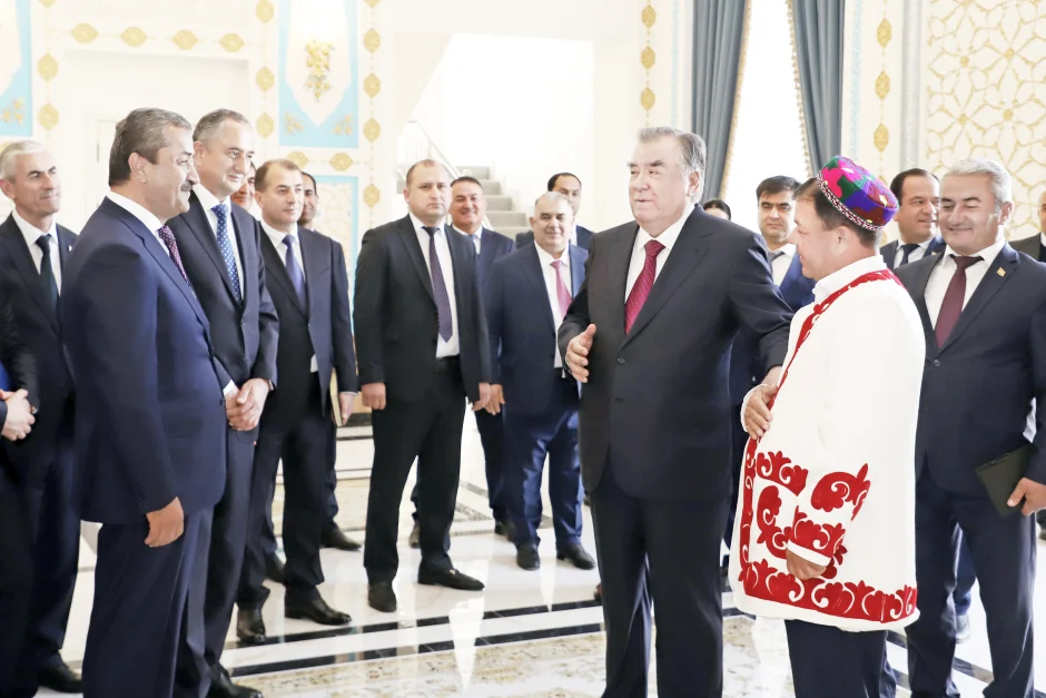 Вақте хуршед бедареғ нурпошӣ мекард