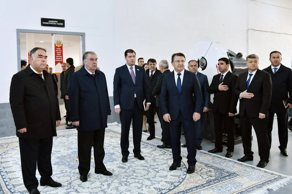 Ифтитоҳи фосилавии як иншооти соҳаи тандурустӣ, ду корхонаи саноатӣ ва сардхона дар шаҳри Гулистон