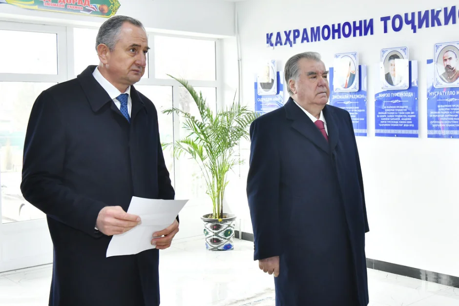 Ба таври фосилавӣ ба истифода додани як иншооти соҳаи маориф ва як корхонаи саноатӣ