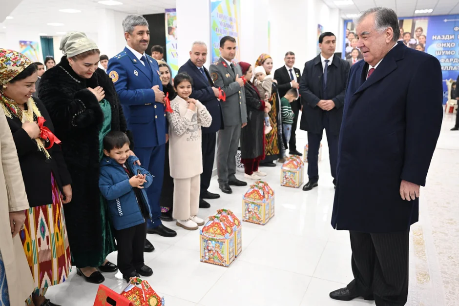 Мулоқот бо ятимони кулл, хонандагони болаёқат, ғолибони озмунҳои ҷумҳуриявӣ дар шаҳри Бохтар ва тақдими туҳфаҳо ба онҳо