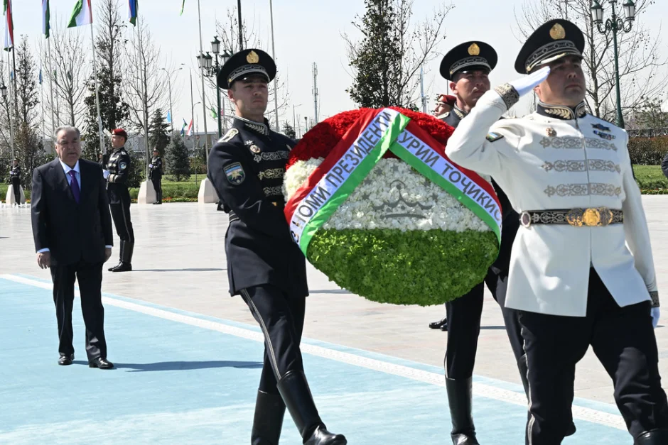 Гулчанбаргузорӣ дар назди Муҷассамаи “Истиқлолият ва башардӯстӣ”-и Ҷумҳурии Узбекистон