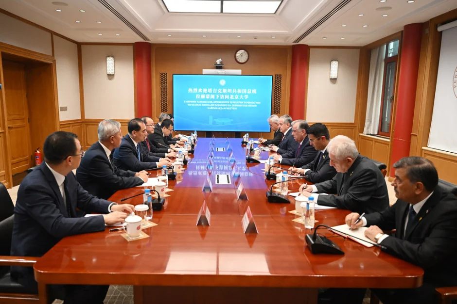 Мулоқот бо Ректори Донишгоҳи Пекин Гун Сихуан