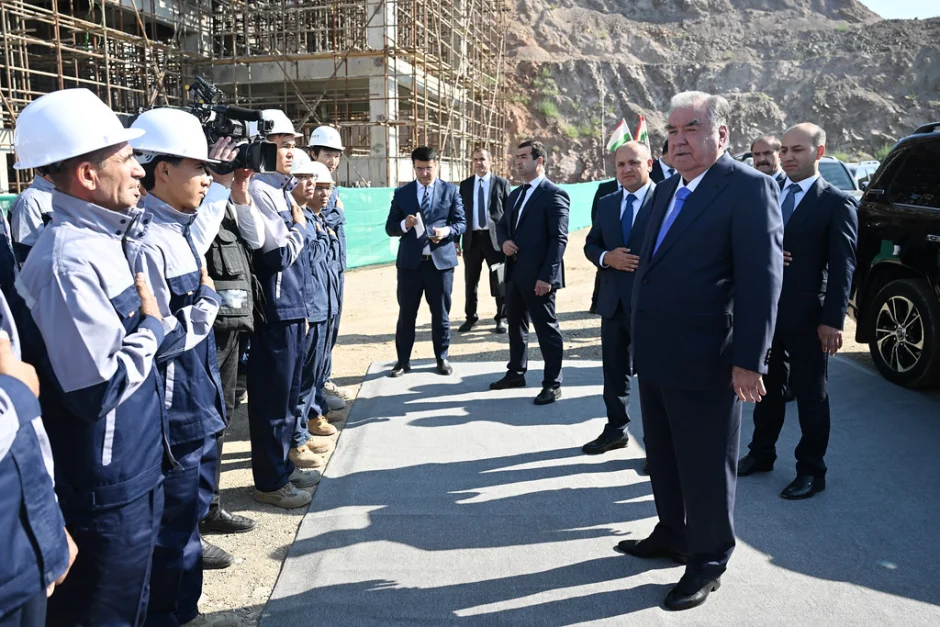 Боздид аз ҷараёни сохтмони корхонаи металлургии ҶСП Комбинати металлургии тоҷик дар кони Шоҳқадам-чашма дар ноҳияи Бобоҷон Ғафуров