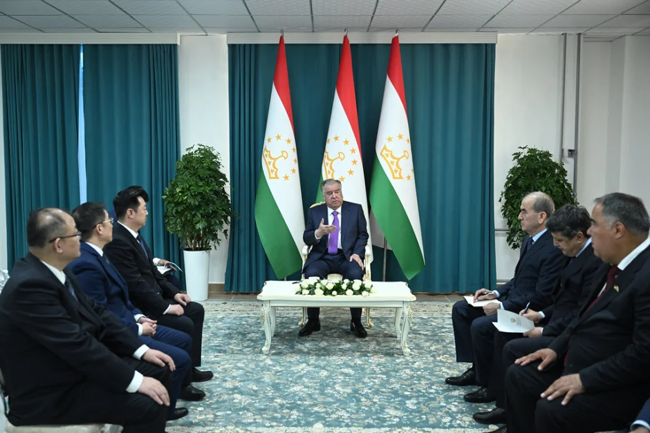Мулоқот бо намояндагони се ширкати металлургии Чин